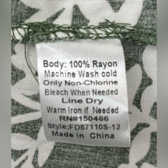 NEW Fun2Fun Green White Ditsy Floral Maley Pleated V-Neck Blouse Size‎ XS 0670 - Picture 7 of 9